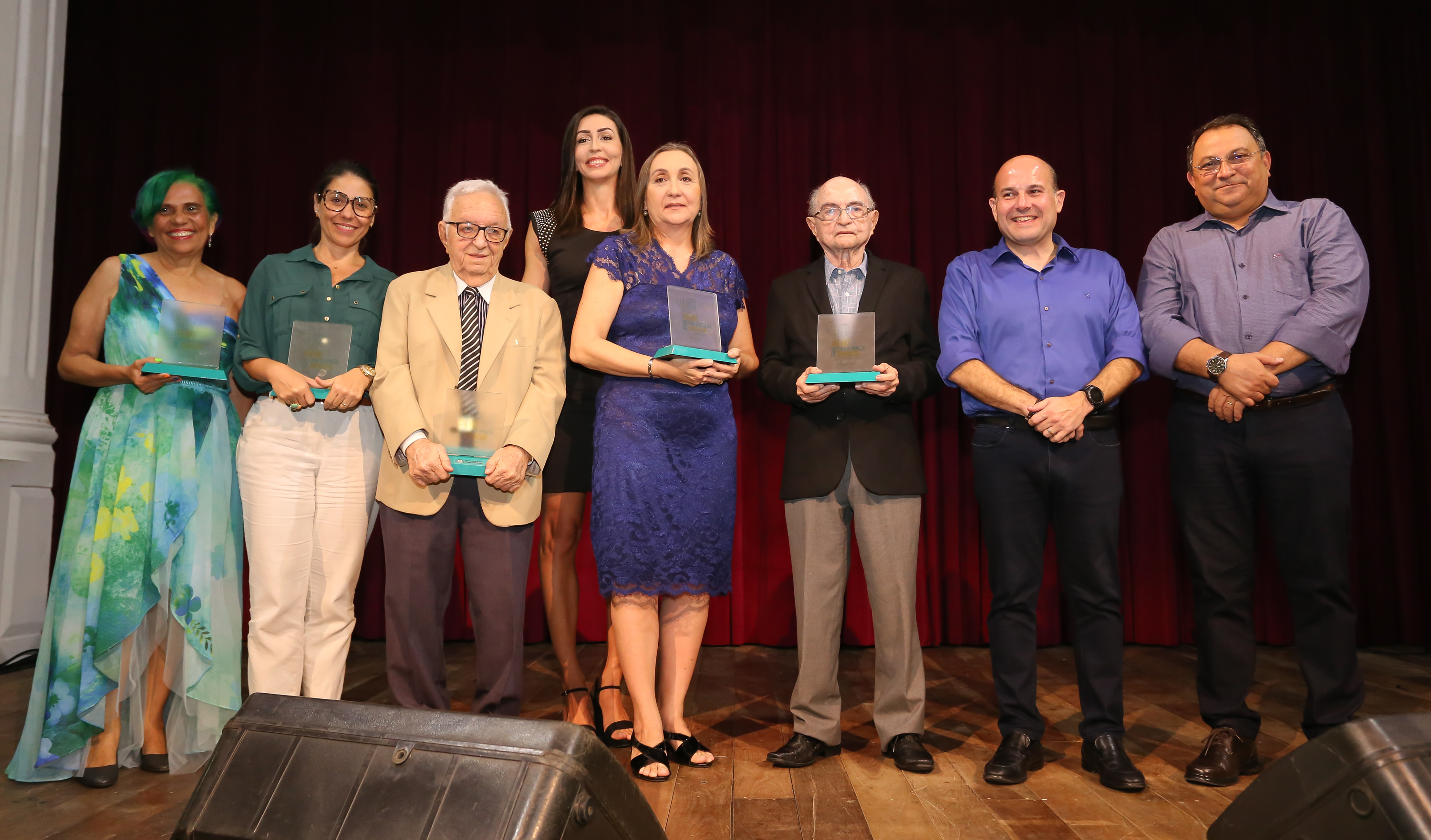 várias pessoas num palco